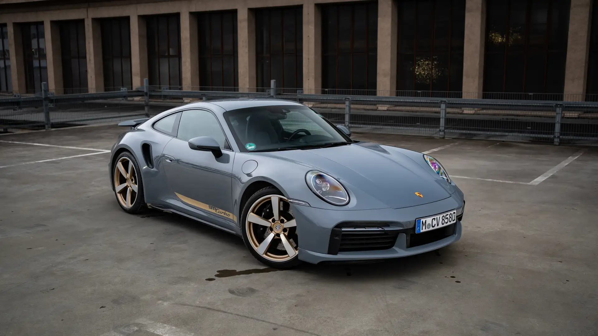 Der Porsche 911 Turbo in der Frontansicht,